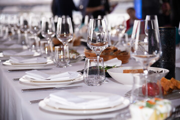 Fototapeta na wymiar table setting at the event. clean glasses on the table