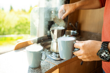 Espressokocher im Wohnmobil auf Gasherd am morgen/ Milchkaffee 