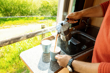 Espressokocher im Wohnmobil auf Gasherd am morgen/ Milchkaffee 