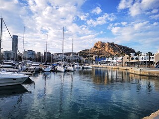 Fototapeta na wymiar Puerto de Alicante con el castillo de santa barbara al fondo 
