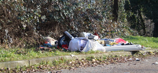 Discarica abusiva per strada - maleducazione