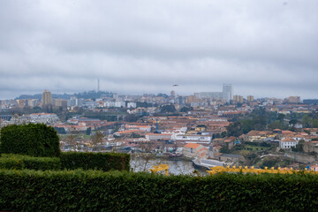 Panorama del casco antiguo de Oporto al atardecer con encanto histórico y pintorescos tejados...