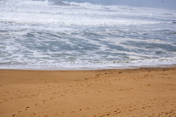 Fototapeta na wymiar Playa idílica en la costa de Oporto con aguas cristalinas