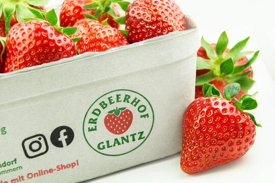 Deutsche frische Erdbeeren mit Schale vom Erdbeerhof Glantz