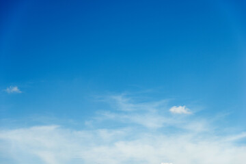 Obraz premium Soft white clouds against blue sky