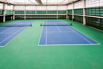 Indoor tennis court with nobody