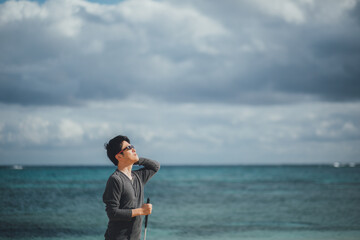視覚障害者の男性が沖縄の海で解放感を感じている