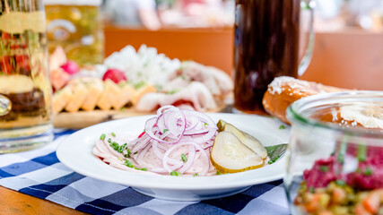 Bayerische Delikatesse: Wurstsalat mit Beilagen und erfrischende Getränke im Biergarten