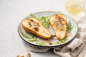 Pear baked with blue cheese, honey and walnuts with arugula salad