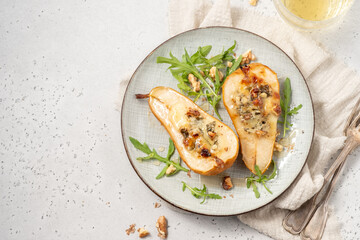 Pear baked with blue cheese, honey and walnuts with arugula salad
