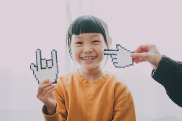 家の中で楽しそうに遊んでいるコーダの女の子