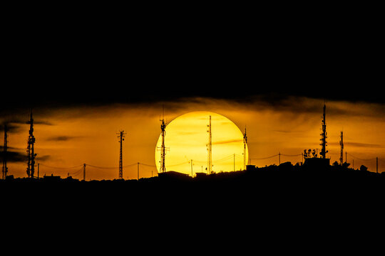 Puesta de sol del atardecer en Sant Pere de Ribes, a su paso por las antenas de televisi&oacute;n y radio del Montgr&oacute;s