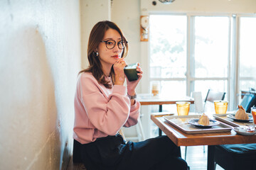 カフェで休んでいる表皮水疱症の女性