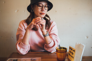 カフェで休んでいる表皮水疱症の女性