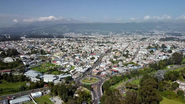 Vista a&eacute;rea de la ciudad de Sangolqu&iacute;, en los Andes de Ecuador, Am&eacute;rica del Sur.