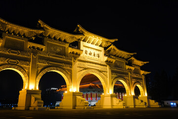 Fototapeta na wymiar 台湾 台北市 夜の中正紀念堂、自由広場門