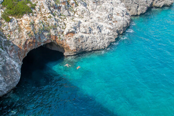 Grotta Grande Del Ciolo, traducción cueva grande del Ciolo, desde el puente del mismo nombre en...