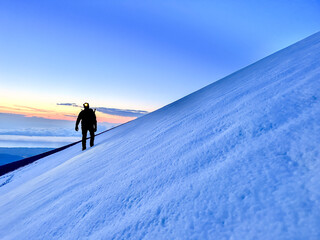 Fototapeta na wymiar the success of the lone mountaineer on the summits