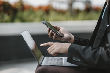 Obraz premium Employees fired or resigned from the company are using their mobile phones to find a jobs and schedule an interview..Unemployed, hiring job, quitting job concept.