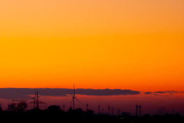 Sonnenuntergang vor Windrädern