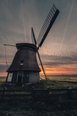 Windm&uuml;hle im Sonnenuntergang in Holland