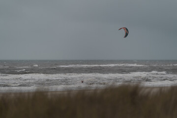 Kitesurfer bei Sturm auf der Nordsee