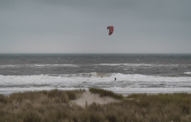 Kitesurfer bei Sturm auf der Nordsee