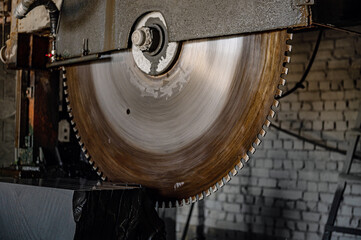 Saw for cutting granite. Large cutter cuts granite. Stone processing machine.
