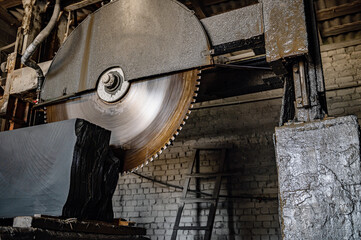 Saw for cutting granite. Large cutter cuts granite. Stone processing machine.