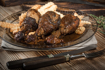 Fried chicken drumsticks with chips.