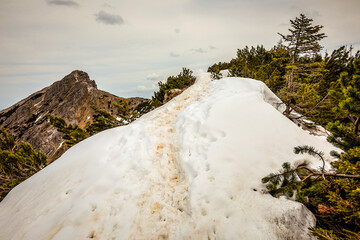 Spuren im Schnee auf dem Grat