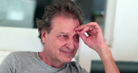 Obraz premium Thoughtful casual older man. Candid senior man in contemplation