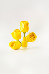 Esmalte de uñas de color amarillo con rosas amarillas naturales. 