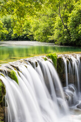 Fototapeta premium Cascade de la Vis à hauteur de Saint-Laurent-le-Minier en longue exposition