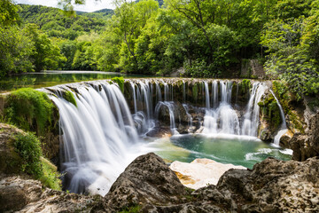 Obraz premium Cascade de la Vis à hauteur de Saint-Laurent-le-Minier en longue exposition