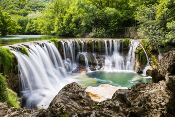 Obraz premium Cascade de la Vis à hauteur de Saint-Laurent-le-Minier en longue exposition