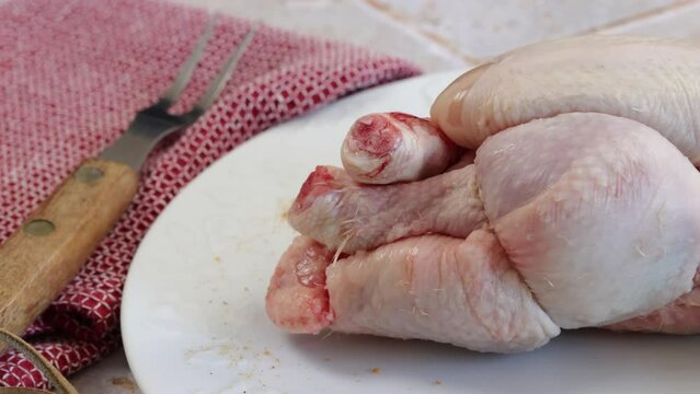 coquelet cru, en gros plan, dans une assiette