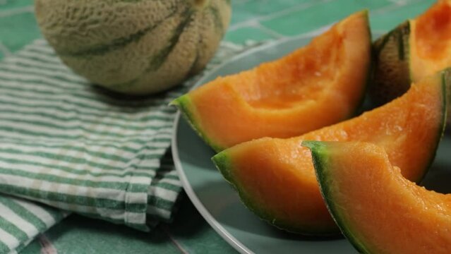morceaux de melon, en gros plan, sur une table