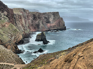 Felsen und Steilküste an der Ponta de Sao Lourenco auf Madeira, Portugal