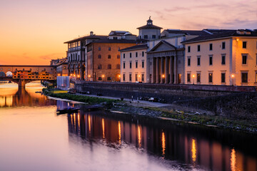 Naklejka premium Famous Ponte Vecchio bridge on the river Arno River at sunset, Florence, Italy