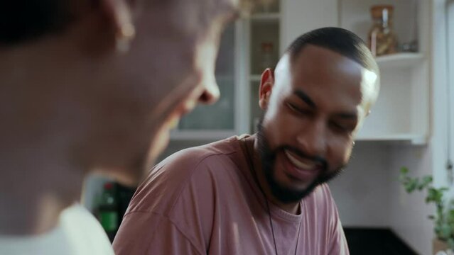 casal gay inter racial brasileiro na cozinha conversando e se beijando no dia dos namorados