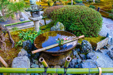 京都、圓光寺の水琴窟 - obrazy, fototapety, plakaty