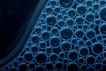 Detalle macro de burbujas en fondo azul 