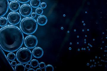 Detalle macro de burbujas en fondo azul 