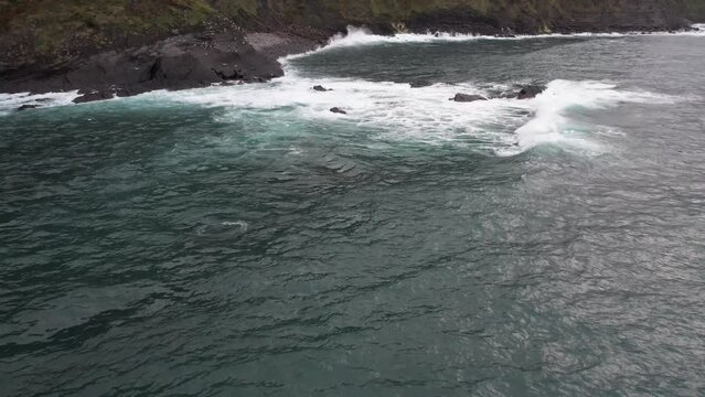 Des mouettes sur le r&eacute;cif Espagnol avec les vagues qui claquent sur les rochers