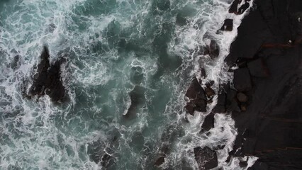 Shore break sur le littoral d'Espagne avec des osieaux