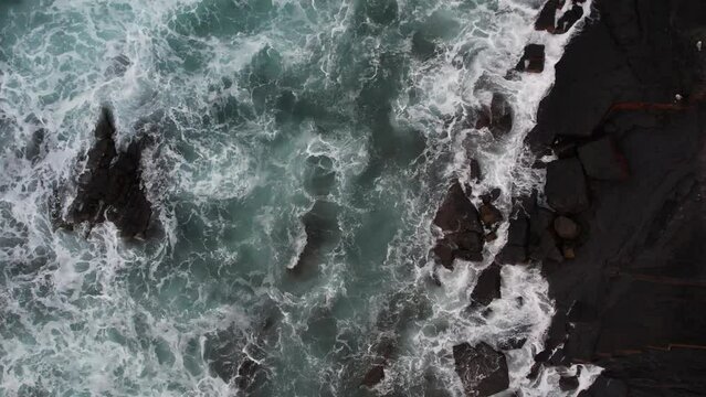 Shore break sur le littoral d'Espagne avec des osieaux