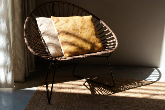 Sill&oacute;n con cojines y sombra 