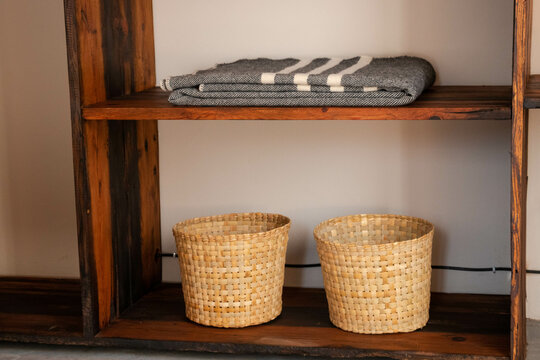 Closet de madera con cobija y canastos