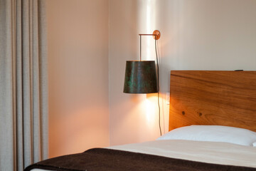 Lámpara de cobre en habitación 